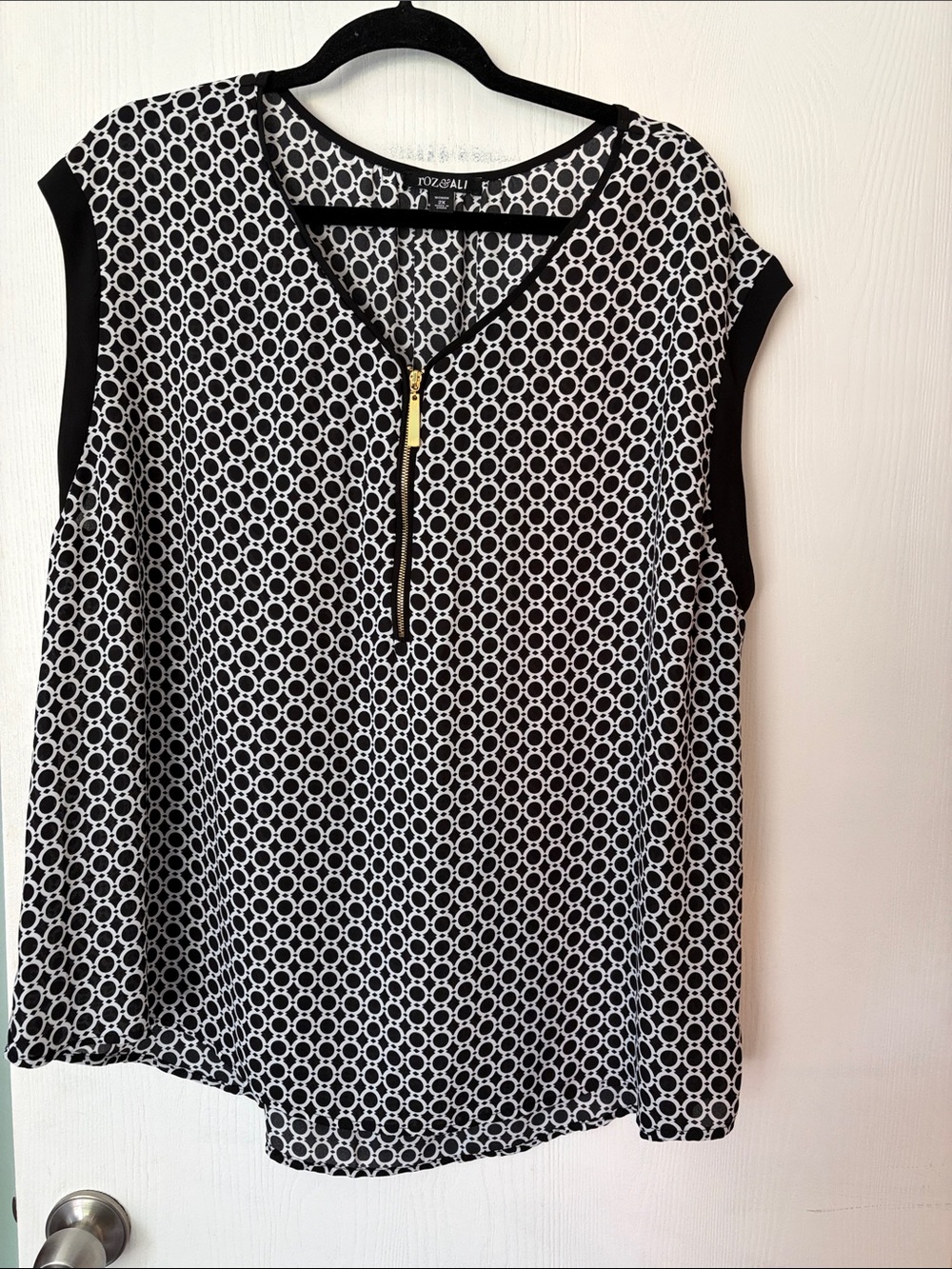 Roz & Ali Black and White Circle-Print Zip-Front Sleeveless Blouse